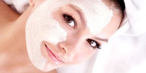 Membuat masker wajah secara alami untuk memutihkan kulit